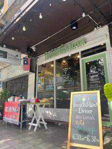 ein Fast-Food-Restaurant mit einem Schild davor in der Unterkunft Rotinis Hostel in Pom Prap