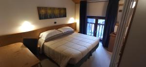 Postel nebo postele na pokoji v ubytování Hotel Alpechiara