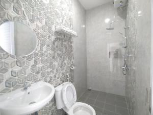 Un baño de Urbanview Hotel Nimara Ngawi by RedDoorz