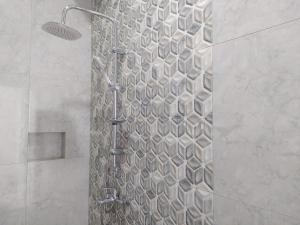 Un baño de Urbanview Hotel Nimara Ngawi by RedDoorz