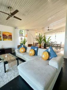 Sala de estar con 2 sofás y mesa en MyHOME At Shangrila Height, en Kota Kinabalu