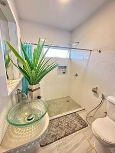 uma casa de banho com um lavatório, um WC e uma planta em MyHOME At Shangrila Height em Kota Kinabalu