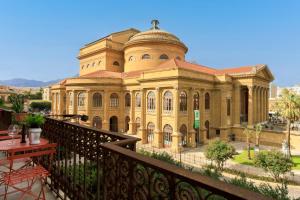 een groot gebouw met een balkon ervoor bij Palermo al Massimo in Palermo