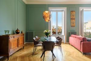 a living room with a table and a pink couch at Palermo al Massimo in Palermo