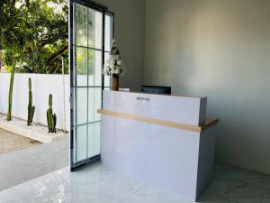 Galería fotográfica de Urbanview Hotel Nimara Ngawi by RedDoorz en Ngawi