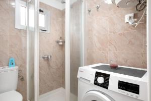 bagno con lavatrice e doccia di Apartamento La Morena 3b a El Pris