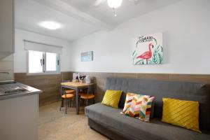Il comprend un salon avec un canapé et une table. dans l'établissement Apartamento La Morena 3b, à El Pris