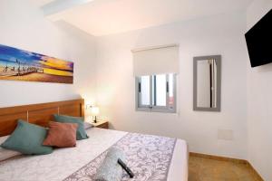 - une chambre avec un lit et une fenêtre dans l'établissement Apartamento La Morena 3b, à El Pris