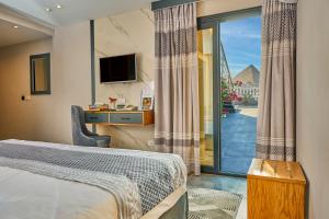 um quarto de hotel com uma cama e uma porta de vidro deslizante em Khan Duidar Inn - Pyramids View Rooftop em Cairo