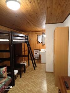 a room with a bunk bed and a desk at Chalet de montagne Pierre et Gaby non-fumeur hôte non professionnel in Saint-Jean-dʼAulps