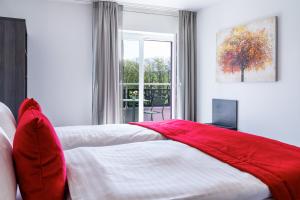 a bedroom with two beds and a window at Motel-Résidence Ô Pied à Terre in Montilliez +24 photos