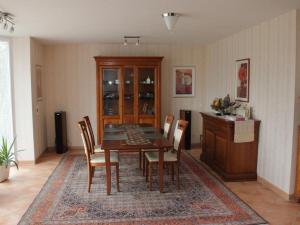 a dining room with a wooden table and chairs at Privatzimmer Althen in Lehrte