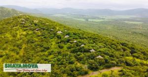 - une vue aérienne sur une colline verdoyante avec un panneau dans l'établissement Shayamoya Tiger Fishing and Game Lodge, à Pongola Game Reserve