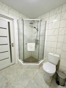 バコヴェルにあるSalutのバスルーム(シャワー、トイレ付)