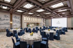 a conference room with tables and chairs and a screen at Island Shangri-La, Hong Kong in Hong Kong +37 photos