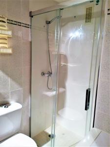 ロザスにあるGlobal Immo 2179 ROCMAR 7 4-Bのバスルーム(ガラス張りのシャワー、トイレ付)