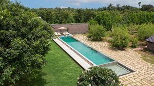 una vista aérea de una piscina en un patio en ama Stays & Trails The Deck , Junagadh, en Junagadh