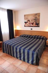 Postel nebo postele na pokoji v ubytování Hotel Alpechiara