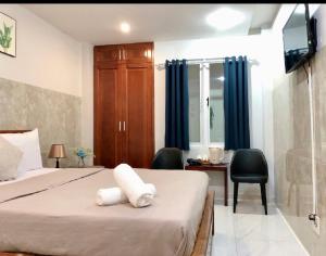 Postel nebo postele na pokoji v ubytování SaiGon CoZy Hotel "241 Pham Ngu Lao Street''