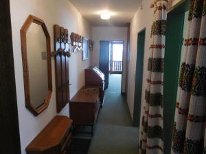 a hallway with a mirror and a dressing room at Ferienwohnpark Oberallgäu in Missen-Wilhams