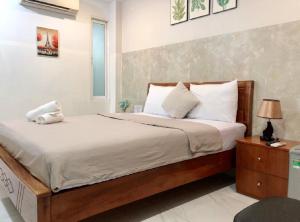 Postel nebo postele na pokoji v ubytování SaiGon CoZy Hotel "241 Pham Ngu Lao Street''