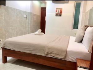 Postel nebo postele na pokoji v ubytování SaiGon CoZy Hotel "241 Pham Ngu Lao Street''