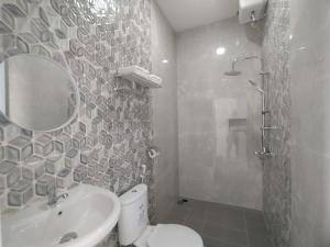 Un baño de Urbanview Hotel Nimara Ngawi by RedDoorz