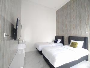 Una cama o camas en una habitación de Urbanview Hotel Nimara Ngawi by RedDoorz