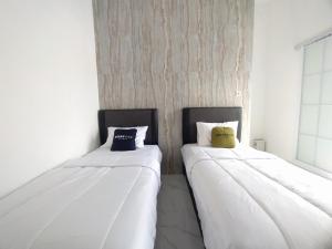 Una cama o camas en una habitación de Urbanview Hotel Nimara Ngawi by RedDoorz
