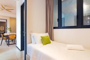 una camera da letto con un letto con un cuscino verde di Urban Suites, Autograph Collection by Stellar ALV a Jelutong