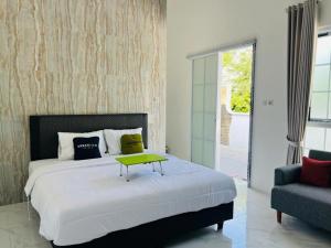 Una cama o camas en una habitación de Urbanview Hotel Nimara Ngawi by RedDoorz