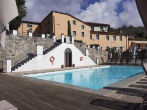 a swimming pool in front of a building at Fattoria Michela in Matraia