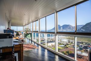 Cape Town的住宿－Mettahouse，一个带大窗户的办公室,享有城市美景