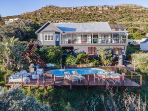 Cape Town的住宿－Mettahouse，享有带游泳池的房屋的空中景致