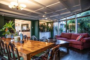 Cape Town的住宿－Mettahouse，一间带桌子和沙发的用餐室