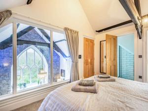 1 dormitorio con ventana grande y 1 cama con 2 almohadas en 4 Bed in Dolgellau 85970, en Llanelltyd