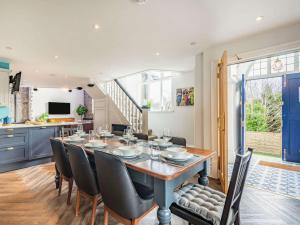 a kitchen and dining room with a table and chairs at 4 Bed in Dolgellau 85970 in Llanelltyd
