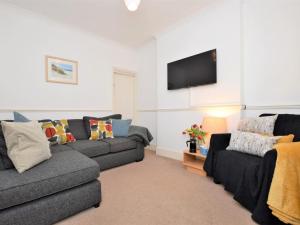 ein Wohnzimmer mit 2 Sofas und einem Flachbild-TV in der Unterkunft 2 Bed in Ventnor 86509 in Ventnor