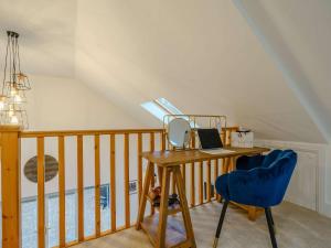 een kamer met een bureau met een spiegel en een laptop bij 1 Bed in Bishop Auckland 86812 in Byers Green