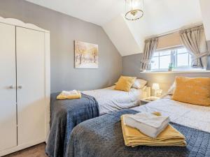 1 dormitorio con 2 camas en un ático en 2 Bed in Bude 86920, en Kilkhampton