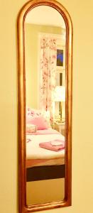 espejo reflejo de una cama en un dormitorio en Villa28 Self-Check- in en Aarau