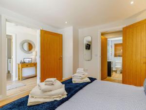 een slaapkamer met handdoeken op een bed bij 2 bed in Stanton-by-Bridge 87408 