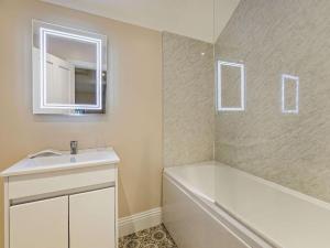 Ένα μπάνιο στο 3 Bed in Tollerton 87290 +14 φωτογραφίες