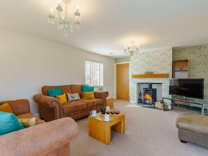 uma sala de estar com dois sofás e uma lareira em 2 Bed in Thirsk 87460 em South Kilvington