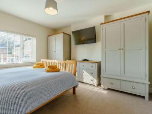 um quarto com uma cama e um grande armário branco em 2 Bed in Thirsk 87460 em South Kilvington