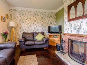 uma sala de estar com um sofá e uma lareira em 2 Bed in Londesborough 88620 em Londesborough