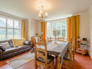 uma sala de estar com uma mesa e um sofá em 2 Bed in Londesborough 88620 em Londesborough