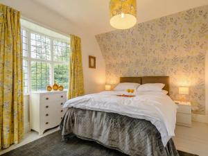 um quarto com uma cama grande e uma janela em 2 Bed in Londesborough 88620 em Londesborough