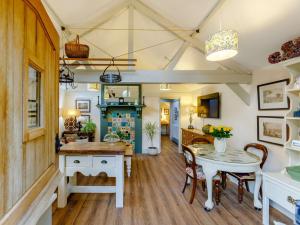 eine Küche und ein Esszimmer mit Tisch und Stühlen in der Unterkunft 1 Bed in Pershore 87365 in Birlingham