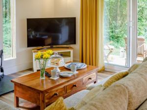 TV a/nebo společenská místnost v ubytování 1 Bed in Looe 88434 + 13 fotografií